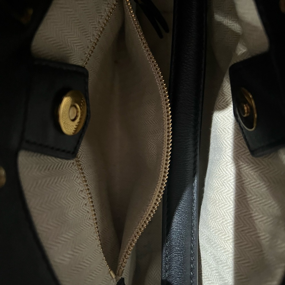 Tory Burch Black Shoulder Bag with Sleek Design